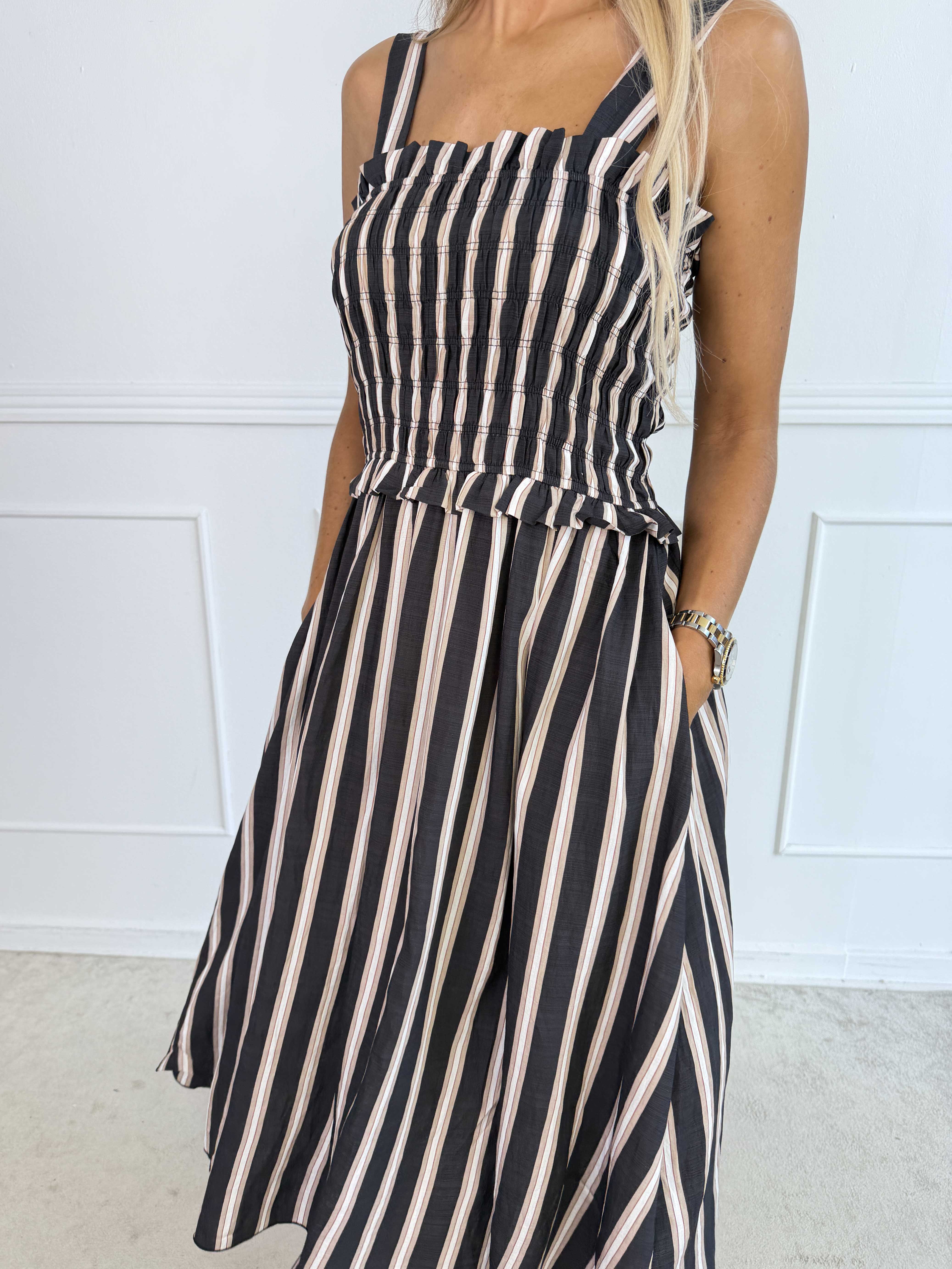Marisol Stripe - Randig plus size sommarklänning i viskos med smock över bröstet